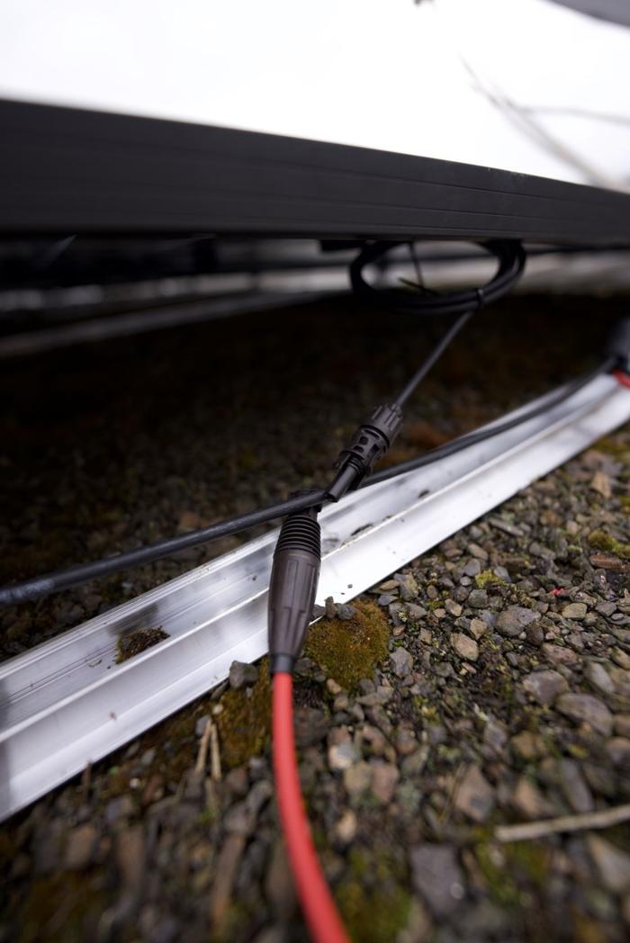 Solarkabel wird unter dem Modulfeld weitergeführt