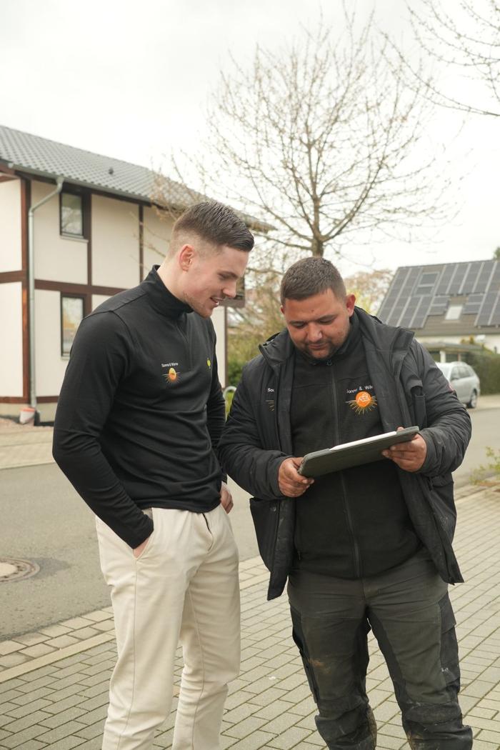 Zwei Mitarbeiter prüfen gemeinsam eine Planung am Tablet