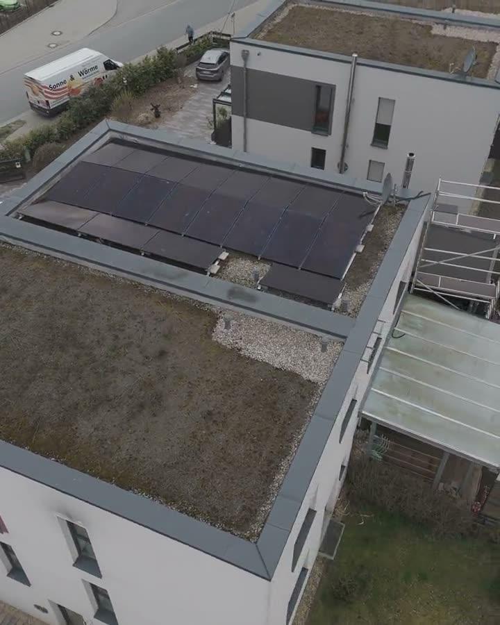 Drohnenaufnahme eines fertig belegten Flachdachs mit aufgeständerten Modulen
