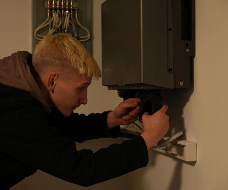 Elektriker schließt den Wechselrichter an
