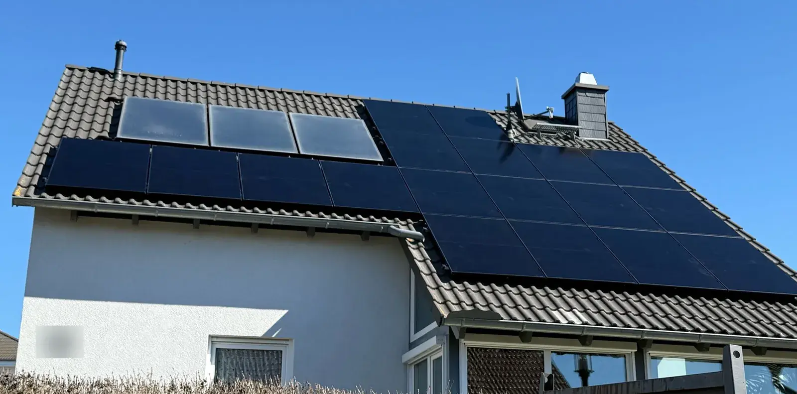 PV neben drei Kollektoren: Einfamilienhaus, Giebeldach