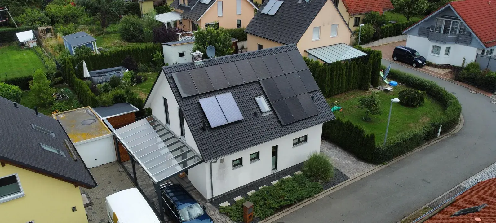 Module neben der Solarthermie: Einfamilienhaus mit Carport, Satteldach