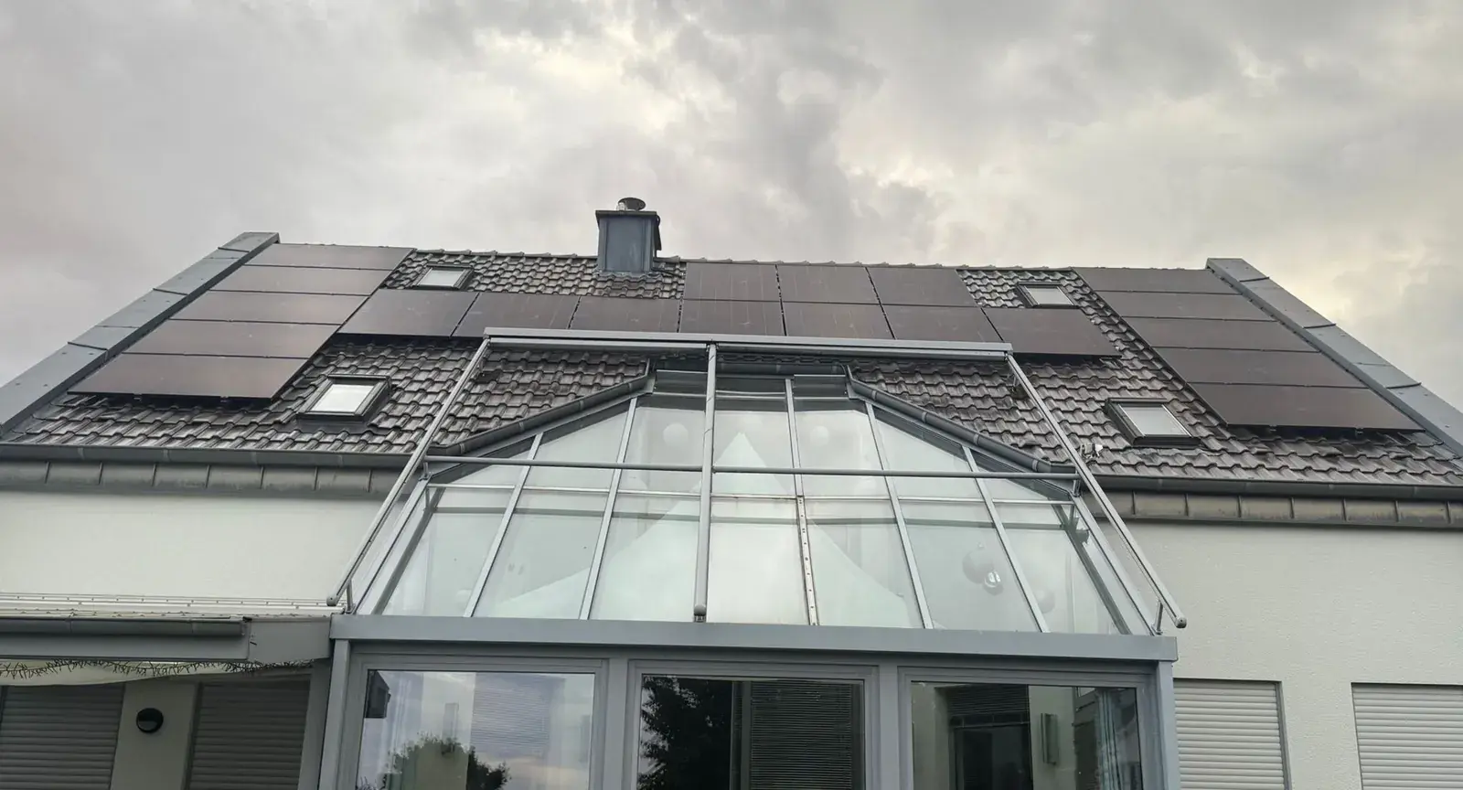 Drei Felder um vier Dachfenster: Haus mit Wintergarten, Ziegeldach