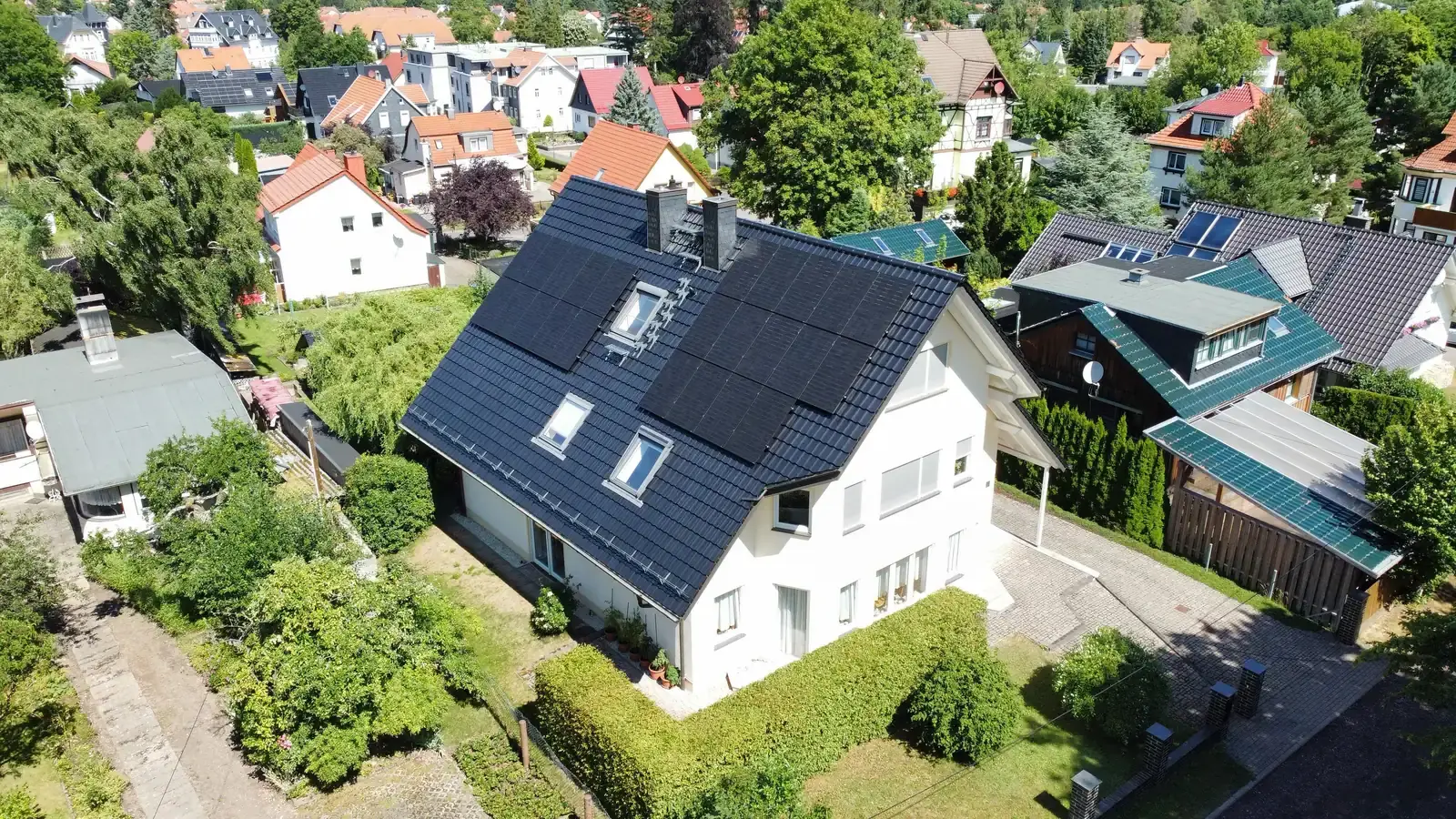 Zwei Felder um Schornsteine und Fenster: Wohnhaus, Zwei Felder