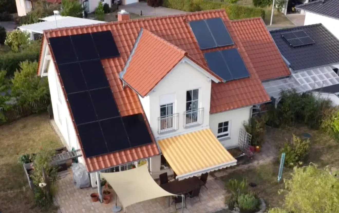 PV links, Solarthermie rechts: Einfamilienhaus, Zwerchgiebel