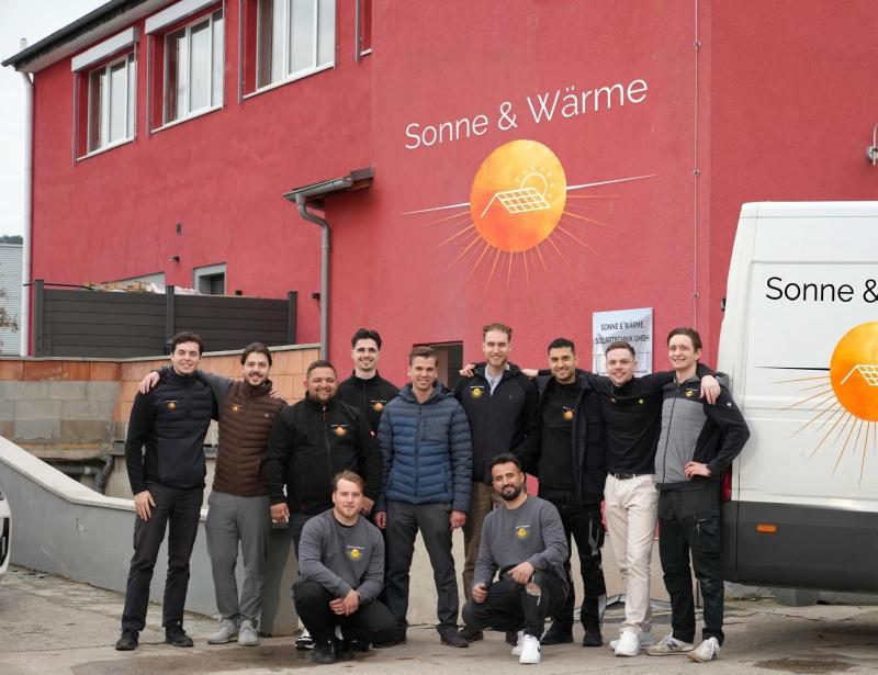 Das Montageteam von Sonne & Wärme vor dem Firmengebäude