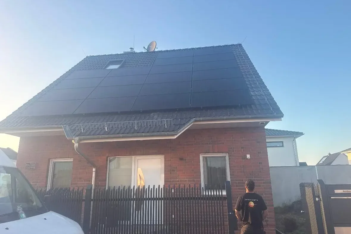 Satteldach mit Solaranlage aus einem unserer Projekte