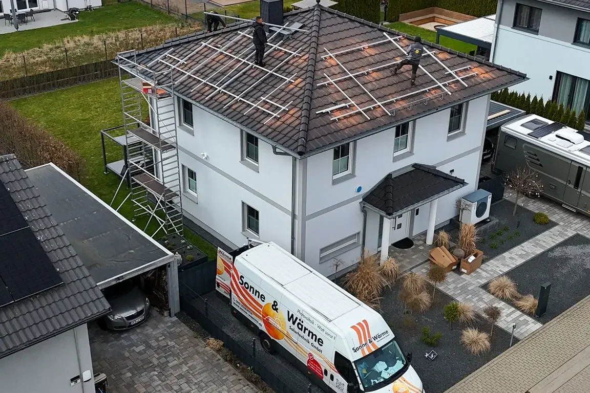 Walmdach mit Solaranlage aus einem unserer Projekte